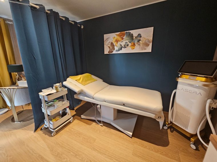 Espace soin silphéa Espace soin avec un lit électrique et des équipements d'épilation laser
